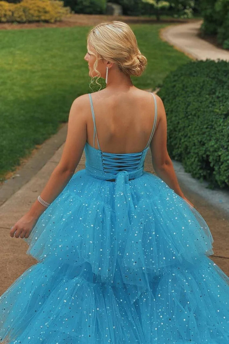 Vestido de fiesta largo de varias capas con tirantes finos, estrellas, corte alto y bajo, con cola